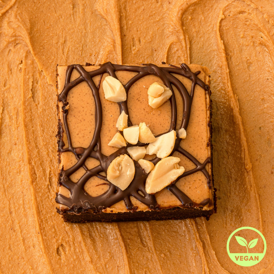 veganer Peanut Butter Brownie auf Erdnussbutter