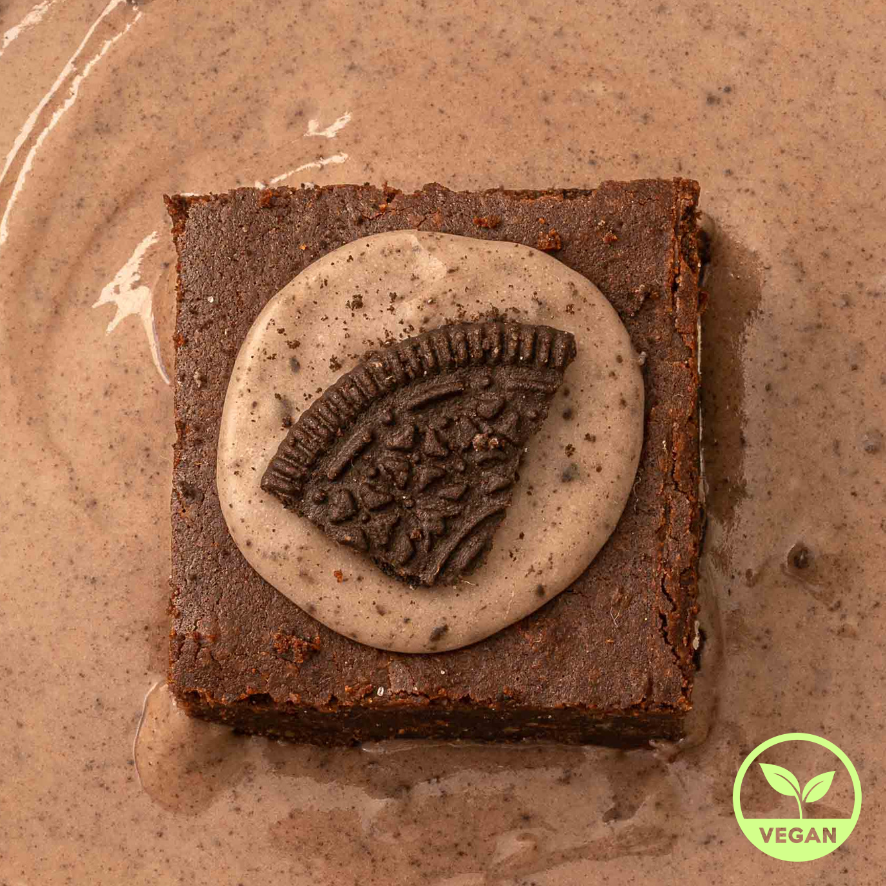 veganer Oreo Brownie auf geschmolzener Schokolade