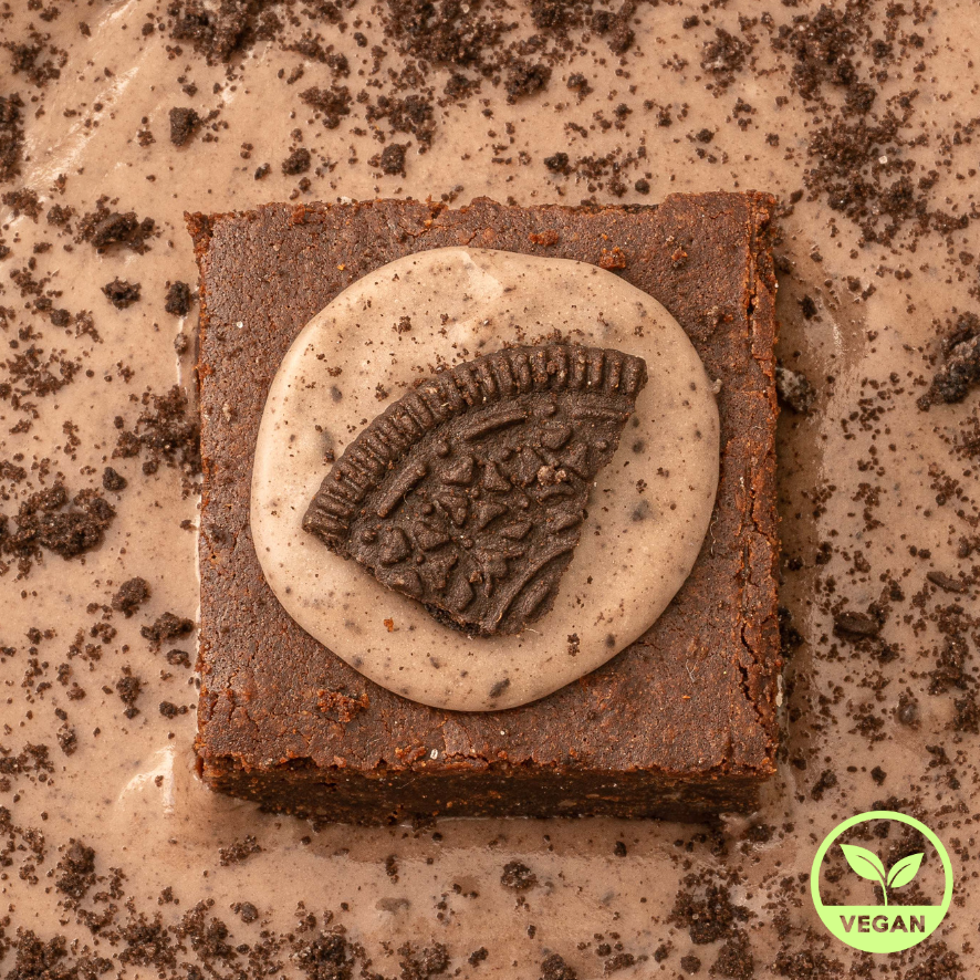 veganer Oreo Brownie auf geschmolzener Schokolade mir Oreostücken