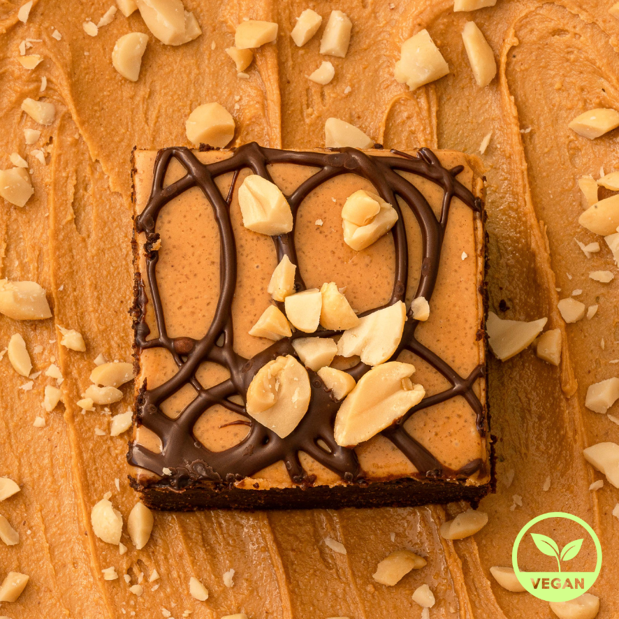 veganer Peanut Butter Brownie auf Erdnussbutter mit Erdnüssen